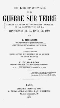 <em>Source gallica.bnf.fr / Bibliothèque nationale de France.</em></br>Document numérisé <a href="https://gallica.bnf.fr/ark:/12148/bpt6k377145s" target="blank" rel="noopener">consultable ici</a>.</br>
</br>
<strong>Alors que Mérignhac a déjà beaucoup écrit sur les conférences de la Paix, ce nouvel ouvrage n’est pas seulement une étude détaillée ni même une interprétation des textes. Se concentrant sur les travaux de la deuxième commission relative au droit de la guerre, l’objectif du professeur, en plus de fournir un commentaire détaillé de ce texte, est d’en diffuser la connaissance. Les pays signataires n’ayant pas pris leurs dispositions pour transposer en droit interne ces mesures, Mérignhac souhaite faire œuvre éducative. </strong>