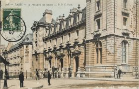 <p style=padding: 1.5em><em>Source Bibliothèque Cujas.</em></br></p><strong>Façade de la faculté de droit de Paris rue Saint-Jacques inaugurée à la fin des années 1890.
</strong>