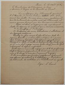 <p style=padding: 1.5em><em>Source bibliothèque Cujas, archives de la bibliothèque.</em></br></p>
<strong>Dès le début du conflit, l'économie est réorientée pour soutenir l'effort de guerre. Ainsi dans cette lettre de début août 1914, le vice-recteur Louis Liard indique au doyen de la faculté de droit de Paris Ferdinand Larnaude que toutes les dépenses qui ne sont pas jugées nécessaires pour la défense nationale doivent être supprimées.</strong>
</br></br><p style="font-size: 0.95em;">
Transcription : « Paris, le 12 Août 1914,</br>Le Vice-Recteur de l'Académie de Paris<br>à Monsieur le Doyen de la Faculté de Droit.</br>
Les recettes que fera l'université pendant le 1<sup>er</sup> trimestre de l'année scolaire 1914-1915 seront très faibles. Or nous devons payer régulièrement tous les traitements des emplois créés par l'Université, et nous ne pouvons les payer que sur nos ressources ordinaires.</br>Force est donc de supprimer dès maintenant toutes les dépenses de matériel qui ne sont pas nécessaires,</br>
1° le chauffage et l'éclairage</br>
2° les dépenses des cours, laboratoires et collections, et des travaux pratiques.</br>Veuillez me faire savoir le plus tôt et avec toute la rigueur possible à combien s'élèvent depuis le 1<sup>e</sup></br> janvier 1914, les dépenses liquidées et les dépenses engagées pour chacun de ces objets, et veiller de la façon la plus stricte à ce qu'il n'en soit engagé aucune autre, sauf pour les objets intéressant la défense nationale.</br>Toute dépense nouvelle engagée par M.M. les professeurs, chefs de travaux, préparateurs, etc, serait rigoureusement mise à la charge de ceux qui l'auraient engagée.</br>3° Les prescriptions qui précèdent s'appliquent également aux dépenses du matériel de la bibliothèque, à l'entretien des bâtiments, du mobilier et à l'habillement des agents.</br></br>Signé : L. Liard »</p>