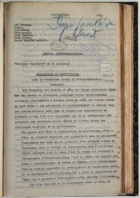 <p style=padding: 1.5em><em>Source Bibliothèque Cujas, cote 1.439.</em></br></p>
<strong>
Exemple d'un article reçu via le ministère de la guerre et conservé dans l'un des trois recueils factices renfermant désormais cette collection.</br>La première page est photographiée ici brut pour montrer le type de papier utilisé.</strong>