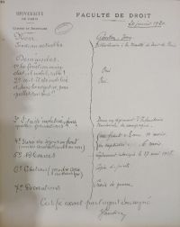 <p style=padding: 1.5em><em>Source Archives nationales, cote AJ/16/1096.</em></br></p>
<strong>
La guerre et la mobilisation impactent durablement les bibliothèques des facultés.</br>
Nous avons ici l’exemple du parcours militaire éprouvant du bibliothécaire de la faculté de Droit de Paris Jean Gautier. Soldat du front, capturé, intoxiqué, il ne put retrouver la vie civile qu’en 1919.</strong>
</br></br><p style="font-size: 0.95em;">
Transcription : « 20 janvier 1920</br>
Nom Gautier, Jean.</br>
Fonctions actuelles Bibliothécaire à la Faculté de Droit de Paris</br>
Demandes.</br>
1° Le fonctionnaire était-il mobilisable ? Oui</br>
2° a-t-il été mobilisé et, dans la négative, pour quelles raisons ? Oui.</br>
3° S'il a été mobilisé, dans quelles formations ? Dans un régiment d'Infanterie territoriale de campagne.</br>
4° Durée du séjour au front (unités combattante ou non). au front : 3 ans, 10 mois. en captivité : 6 mois.</br>
5° Blessures. Légèrement intoxiqué le 27 mai 1918.</br>
6° Citations (joindre copie authentique). Copie ci-jointe.</br>
7° Décorations. Croix de guerre.</br>
Certifié exact par l'agent soussigné</br>
Hautier »</p>