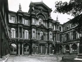<p style=padding: 1.5em><em>Source Service des Archives de l’Université libre de Bruxelles.</em><br/></br>
<strong>L’Université libre de Bruxelles est établie, entre 1842 et 1928, dans le Palais Granvelle, l’ancien palais du Cardinal de Granvelle, notamment conseiller de Philippe II et des gouverneurs généraux des Pays-Bas. Edifié au centre de Bruxelles, à proximité du Mont des Arts, entre la rue des Sols et la rue de l'Impératrice, le Palais Granvelle avait abrité jusque-là la Cour d’assises du Brabant. Après la guerre, les autorités de l’Université sont contraintes, en raison des projets urbanistiques qui affectent Bruxelles, à envisager une nouvelle installation. De nouveaux bâtiments sont construits sur la plaine du Solbosch à partir de 1921. L’installation de l’Université sur le Solbosch – son site actuel – doit beaucoup à l’aide américaine, à travers la CRB Educational Foundation. L’inauguration a lieu en 1928.</strong>