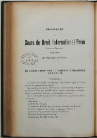 <p style=padding: 1.5em><em>Source Bibliothèque Cujas, cote 45.216-1914.</em></br>Digitalisiertes Dokument <a href="/de/a-pillet-programme-du-cours-de-droit-international-prive-cours-de-doctorat-1913-1914-universite-de-paris-faculte-de-droit-programme-des-cours-annee-scolaire-1913-1914-paris-2/" target="blank" rel="noopener">hier verfügbar</a>.</p>
</br>
<strong>Der Krieg hat also auch Auswirkungen auf die Inhalte der Unterrichte, die diesem Kontext gegenüber nicht hermetisch verschlossen bleiben. Das Beispiel der detaillierten Lehrpläne von Professor Pillet vom letzten Vorkriegsjahr bis 1918 zeigt, wie das Thema Krieg eingeführt wird und sich Jahr für Jahr angesichts der Konfliktsituation in Frankreich präzisiert.</strong>