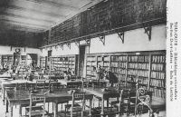 <em>Source: Postcard, Toulouse 1 collection, Bibliothèque de l’Arsenal.</em></br>
</br>
<strong>
The Humanities section of the university library operated in the former premises of the Grand Séminaire, 56 rue du Taur, from 1910 to 1972. Today, the reading room shown on the postcard houses the library of the Institut d'études méridionales.</strong>
