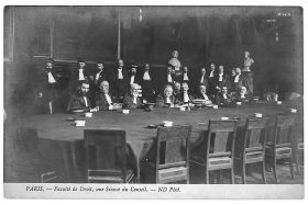<p style=padding: 1.5em><em>Source: Cujas Library, class. no ARCHIVES 292-5.</em></br></p>
<strong>
In France, the Faculty Board was made up of tenured professors and assistants. It met under the authority of the dean, and managed the accounts and the budget, gave its opinion on vacations and transfers of professorships, set the rules and regulations, organized conferences and competitions of the Faculty, and took care of matters regarding the teachings.
In this photograph, the meeting of the Board of the Paris Faculty of Law was under the chairmanship of Dean Charles Lyon-Caen, which sets it between 1906 to 1911.</strong>