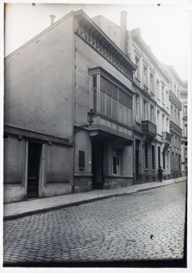 <p style=padding: 1.5em><em>Source Service des Archives – Université libre de Bruxelles </em></br></p>
<p><strong>Die Neue Universität entstand 1894 aus einer Abspaltung von der Freien Universität Brüssel. Sie organisiert die Promotion in mehreren Disziplinen, darunter auch Recht. Sie ist von sozialistischem Gedankengut geprägt und wird von Guillaume De Greef, einem Rechtsanwalt und einer der Gründerfiguren der Soziologie in Belgien, geleitet, der seinen Lehrauftrag an der Freien Universität Brüssel aufgegeben hat. Die Neue Universität mietete damals ein Gebäude in der Rue de la Concorde, einer Straße, die senkrecht zur Avenue Louise verläuft und nicht weit vom Justizpalast entfernt ist. Vor dem Krieg beherbergte sie hauptsächlich ausländische Studienten.</strong></p>