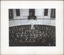 <p style=padding: 1.5em><em>Source Universiteitsbibliotheek Gent/Bibliothèque de l’Université de Gand</em></br></p>
<strong>Ein letzter, sehr spezieller Fall für belgische Studenten und Professoren: die von den deutschen Besatzungsbehörden veranlasste Gründung einer Universität in Gent. Zwei Dokumente sollen dies verdeutlichen: Zunächst eine Fotografie von Baron Von Bissing bei der Einweihung der Vlaamse Hogeschool am 21. Oktober 1916, gefolgt von den Vorschriften für die neue Rechtsfakultät.</strong>