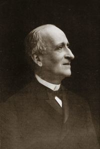 <em>Source Bibliothèque Cujas, cote 44.261-1.</em></br>
</br>
<strong>Louis Renault (1843-1918) ist der Gründervater der französischen Tradition des Völkerrechts. Ab 1881 Inhaber des Lehrstuhls für Völkerrecht an der Rechtsfakultät in Paris und Friedensnobelpreisträger im Jahr 1907, verschaffte ihm der Krieg eine noch größere Sichtbarkeit.</strong>