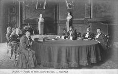 <p style=padding: 1.5em><em>Source bibliothèque Cujas, cote ARCHIVES 292-4.</em><br></p>
<strong>Ende des 19. Jahrhunderts beginnt eine kleine Anzahl von Frauen, die Fakultäten zu besuchen. Der Krieg wird ihre Teilnahme noch verstärken. Zwischen 1914 und 1918 wurde zum Beispiel ihre Zahl an der Rechtsfakultät Von Paris von 92 auf 197 erhöht.</strong>