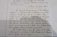 <p style=padding: 1.5 em><em>Source Archives nationales, cote AJ/16/2589.</em></p>
</br></br>
<strong>Nach Anfragen von in Deutschland gefangenen französischen Studenten nimmt die "Université de Paris" Verhandlungen mit den Schweizer Universitäten auf, um eine Form der moralischen und intellektuellen Förderung sowie eine materielle Unterstützung einzurichten. Diese Unterstützung ermöglicht es den gefangenen Studierenden, eine Art Fortsetzung ihres Studiums in Betracht zu ziehen, soweit dies mit ihrer Situation vereinbar ist. Diese Hilfe wird während des gesamten Krieges fortgesetzt.</br>
Der hier vorgelegte Beschluss markiert mit der Gründung des Œuvre universitaire des étudiants prisonniers de guerre (Universitätswerk für kriegsgefangene Studenten) einen grundlegenden Schritt im Aufbau dieser Unterstützung. Das Pariser Komitee wurde vom Dekan der juristischen Fakultät, Ferdinand Larnaude, geleitet, dem auch die Aufgabe übertragen wurde, die Beziehungen zu den verschiedenen Schweizer Komitees zu organisieren.</strong>