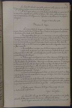 <p style=padding: 1.5em><em>Source: National archives, class. no AJ/16/1799.</em><br></p>
<strong>This letter from a mobilized student addressed to the dean of the Paris Faculty of Law, Ferdinand Larnaude, is an eloquent testimony of the patriotism that animated most of the young men of the Paris Faculty of Law and of their adherence to this war declared against the German enemy.</strong>
</br></br><p style="font-size: 0.95em;">
Transcription : « "Monsieur le Doyen,</br>
En mon dépot de Langres où, blessé une première fois, j'attends mon départ, j'ai lu dans "l'Echo de Paris" l'adresse de nos jeunes camarades les étudiants en droit de la "Revanche"</br>
Vous permettrez bien qu'à mon tour et au nom de quelques anciens étudiants de la Faculté de Paris je me joigne à leur protestation. Nous aussi, ceux qui sommes sous les drapeaux nous nous somme indignés en voyant nos ennemis fouler aux pieds les principes les plus sacrés du droit, tant de cynisme nous a revoltés et nous avons puisé dans notre indignation même une force nouvelle.</br>
Ne combattons nous pas pour la France et pour notre idéal ?</br>
Gens de loi de demain nous étions destinés à défendre le droit, nous sommes dans notre rôle, nous le d"fendons par les armes contre la plus monstrueuse des attaques</br>
Voilà ce que nous tenions à vous dire, Monsieur le Doyen, et ce que vous pouvez répéter en notre nom à ceux qui nous ont remplacé sur les bancs des amphithéâtres. Nous sommes de cœur avec eux. Ce fut toujours l'honneur de la Faculté de Droit de Paris d'être à la tête de tous les mouvements patriotiques ; elle identifiait la France et la civilisation. Jamais elle n'a manqué à sa tache et quand est venue la guerre tous ses étudiants ont répondu : Présent !</br>
Comme il serait glorieux le livre où seraient inscrits en lettres de sang les noms de ceux d'entre nous qui ont déjà donné leur vie pour la Patrie et la Justice</br>
Les étudiants de "la Revanche" ont continué la tradition ; nous les en remercions profondément et c'est pour témoigner de notre gratitude que mes camarades ont décidé de joindre notre protestation à la leur.</br>
Veuillez agréer, Monsieur le Doyen l'hommage de nos sentiments respectueux.</br>
Signé Léon Julia."</br></br>
La faculté charge M<sup>r</sup> le Doyen de répondre à M<sup>r</sup> Julia dont la lettre sera insérée au procès-verbal de la séance. »</p>