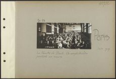 <p style=padding: 1.5em><em>Source: La Contemporaine, class. no VAL 354/046.</em><br></p>
<strong> Some of the students, demobilized or too young, continued to attend courses at French law schools. This photograph shows one of these courses at the Faculty of Law in Paris, that of political economy of Professor Henri Truchy. In this sparse amphitheater, we can observe the presence of women.</strong>