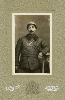 <p style=padding: 1.5em><em>Source archives départementales de la Haute-Garonne, cote ADHG 3160W247, p. 283.</em></br></p>
<strong>
Né le 18 juillet 1891, Fernand Bastide obtient son doctorat en droit à Toulouse et devient avocat à la cour d’appel de Toulouse. Mobilisé en 1914, il est blessé le 13 mai 1915. Pendant sa convalescence, il est informé par une lettre du professeur Cézar-Bru que sa thèse (<em>Étude théorique et critique de la délégation en droit pénal français et les commissions rogatoires</em>) a été honorée d’une médaille d’argent par l’Académie de législation de Toulouse. Il retourne au front notamment dans l’Aisne en 1917 et la Somme en 1918. Attaché militaire au ministère de la Justice en janvier 1919, il poursuit sa carrière dans la magistrature et devient avocat général à Paris. Il décède le 24 novembre 1948.</strong>