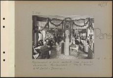 <p style=padding: 1.5em><em>Source La Contemporaine, cote VAL 385/076.</em></br></p>
<strong>Hier sehen wir eine Fotografie des Pariser Restaurants <em>L'étoile bleue</em>, das im vorherigen Dokument erwähnt wurde. Die Studenten, die ebenfalls von der allgemeinen Verarmung betroffen sind, werden dieses Lokal regelmäßig aufsuchen.</strong>