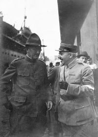 <em>Source Archives départementales de l'Ain, Fonds Appleton, cote 207 J 40.</em></br></br>
<strong>Jean Appleton (1868-1942) est avocat au barreau de Lyon et agrégé des facultés de droit en 1895, il passe toute sa carrière à l’université de Lyon. A compter de 1899 il est titulaire de la chaire de droit administratif.</br></br>En raison de ses origines anglo-américaines, Appleton joue pendant la guerre un rôle d’intermédiaire entre les armées française et américaine, ainsi qu’entre cette dernière et les divers pouvoirs publics civils locaux.</strong>