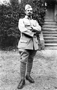 <p style=padding: 1.5em><em>Source: City archives of Lyon, Paul Lintier Funds, class. no 28 II6 and 28 II7</em><br></p>
<strong>
Born on May 13, 1893, Paul Lintier was the son of the mayor of Mayenne. He studied at the Lyon Faculty of Law where his uncle Edouard Lambert was a professor. During his student life, Paul Lintier had literary aspirations. When the war broke out, he anticipated the call to arms and went to the front. He sees in this event the opportunity to exercise and reveal his talent. His notes taken on the spot will give rise to the publication of two works that we find following this portrait.<br>
On March 15, 1916 Paul Lintier was killed by a shrapnel. Although they did not have the success of those of Dorgelès, Barbusse or Genevoix, his works made him a noted writer.<br>
In Lyon, a street bears his name.</strong>