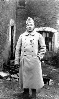 <p style=padding: 1.5em><em>Source: Department archives of Rhône</em></p>
<strong>
The eldest son of Professor Edouard Lambert, René Lambert was a student at the Faculty of Law in Lyon when he was called up for military service in 1916. Like his cousin, Paul Lintier, and many of his comrades, he did not return. In June 1918, he was reported missing.<br>
His diaries, in which he recorded his experience of the war, as well as his correspondence, constitute an enlightening testimony on the experience of students in the army. Excerpts from these books follow this portrait.</strong>