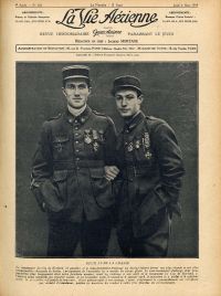 <p style=padding: 1.5em><em>Source gallica.bnf.fr / Bibliothèque nationale de France.</em></br>
Digitalisierte Dokument <a href="https://gallica.bnf.fr/ark:/12148/bpt6k6480890j/f1.item.r=le%20coq%20de%20kerland.zoom" target="blank" rel="noopener">hier verfügbar</a>.</br></p>
<strong>
Karl Le Coq de Kerland und Marius Ambrogi trafen sich während des Konflikts in der Staffel N90. Der erste hatte 7 Siege und der zweite 14, sodass beide Männer zu den "Assen" der französischen Luftfahrt wurden. Hier werden sie 1919 auf der Titelseite der wöchentlichen Zeitschrift <em>La Vie Aérienne</em> abgebildet, welche wie viele andere Titel die Beliebtheit dieser Ritter der Lüfte nach dem Krieg belegt. In der Bildunterschrift der Zeitung heißt es fast unanständig: "Die Unterzeichnung des Waffenstillstands hat sie in ihrem Ruhm gestoppt".</strong>