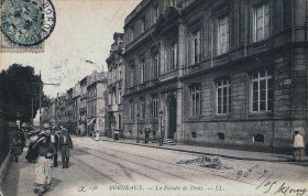 <p style=padding: 1.5><em>Source Bibliothèque de Bordeaux.</em><br></p>
<strong>
Après une bataille administrative, la ville de Bordeaux obtient l’autorisation d’ouvrir sa faculté par le décret du 15 décembre 1870. Mais la construction de l’édifice menée par l’architecte Charles Burguet rencontre aussi de nombreuses difficultés. Le bâtiment de la faculté de droit de Bordeaux est finalement inaugurée le 20 novembre 1873.</strong>