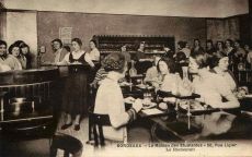 <p style=padding: 1.5em><em>Source Collection privée.</em></br></p>
<strong>
Une autre conséquence de l'afflux des étudiantes dans les facultés est la multiplication des maisons des étudiantes qui voient le jour dans les différentes villes universitaires de province. Cette photographie nous montre celle de Bordeaux créée en 1932.</strong>