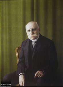 <p style=padding: 1.5em><em>Source Collection Albert Kahn, Archives de la Planète, numéro d'inventaire A 28 214.</em></br>Technisches Verfahren: autochrom. Ursprüngliches Format: 12 x 9 cm.
</br></p>
<strong>
Raymond Thamin war von 1904 bis 1922 Rektor der Akademie von Bordeaux. Während des Ersten Weltkriegs zeigte er ein beständiges Engagement in den Kämpfen im Hinterland, an der "Front des Rechts". Seine Zeugnisse und Überlegungen, die aus seinen Erfahrungen im Konflikt resultieren, legt er in zwei Werken vor, die nachfolgend zu diesem Porträt vorgestellt werden.
</strong>