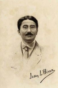 <p style=padding: 1.5em><em>Source Collection privée</em></br></p>
<strong>Dieses Porträt von Raymond Cottineau, einem Studenten der juristischen Fakultät in Bordeaux, findet sich in seinem posthumen Werk <em>Le Beau Sacrifice</em>, das 1915 erschien. Dieser kurze, 78 Seiten umfassende Band versammelt die wenigen Gedichte, die der junge Mann während seiner Genesung im Krankenhaus von Parthenay schrieb, nachdem er 1914 verwundet worden war. In <em>Bleu horizon: pages de la Grande Guerre</em> unterstrich der Schriftsteller Roland Dorgelès sein bitteres Testament: "J'avais mieux dans le coeur" (Ich hatte etwas Besseres im Herzen).</strong>