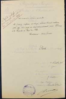 <em>Source Archives nationales, cote F/17/22620/A</em></br>
</br>
<strong>Abgeschnitten vom Rest des Landes und seiner Verwaltung verfassten die Universität Lille und ihre Fakultäten während der vierjährigen Besatzungszeit weiterhin ihre Jahresberichte, doch hier wird ein anderes Beispiel für die Aufrechterhaltung des Verwaltungsformalismus vorgestellt: Mit einem Erlass vom 11. November 1916 genehmigte der Rektor Georges Lyon Professor Jules Jacquey, für das Jahr 1916-1917 einen Unterricht in internationalem Privatrecht anzubieten. Handschriftlich auf dem Formular hinzugefügt, findet sich der Vermerk "Sous réserve de la ratification ministérielle" (Vorbehaltlich der ministeriellen Ratifizierung) und am Rand die Ratifizierung selbst, die schließlich im Januar 1919 erteilt wurde.</strong>