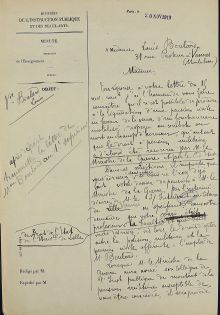 <em>Source Archives nationales, cote F/17/25712</em>
</br></br>
<strong>Cette lettre permet de saisir les délais auxquels font face les familles des soldats morts à la guerre lorsqu'elles formulent des demandes de pension. Cette attente est d'autant plus longue lorsque la personne est disparue sans que le corps n'ait été retrouvé. Dans le cas de Louis Boulard, c'est une décision du tribunal de Lille le 27 août 1920 qui se substitue à son acte de décès.</br> En miroir, cette lettre témoigne également de l'attachement de Charlotte Rialan à la mémoire de son mari défunt, qui se révèle également dans sa volonté de publier ses travaux après sa mort, et de le faire reconnaitre comme enfant du pays vannetais, sa terre d'adoption.</strong>
</br>
</br><p style=0.95em>Transcription :</br>
« A Madame Louis Boulard</br>
31 rue Pasteur à Vannes (Morbihan)</br>
Paris, le 20 NOV 1919</br>
Madame,</br>
En réponse à votre lettre du 19 nov. court j’ai l’honneur de vous faire connaître qu’il n’est possible de procéder à la liquidation d’une pension civile en faveur de la veuve d’un fonctionnaire mobilisé, disparu au combat ou mort au champ d’honneur, qu’autant que le droit à pension militaire a d’abord été reconnu par M. le Ministre de la Guerre et par le C-d’Etat.</br>
Dans ces conditions, il importe que vous adressiez sans retard, si vous ne l’avez déjà fait, votre dossier de pension à M. le Ministre de la Guerre par l’intermédiaire de M. le S/Intendant militaire de Lille Vannes en spécifiant dans votre demande que votre mari était professeur à la Faculté de Droit de l’Etat de l’Univté de Lille et que vous vous réservez, dès lors, le droit d’opter entre la pension militaire et la pension civile afférente à l’emploi de M. Boulard.</br>
Lorsque M. le Ministre de la Guerre aura avisé son collègue de l’Inst. publique du montant de la pension militaire susceptible de vous être concédée, il sera procédé »</p>