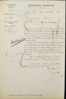 <em>Source: National archive, class. no F/17/22620-A.</em></br></br>
<strong>In 1901, Professor Jules Jacquey agreed to change his teaching chair in favor of a colleague who had made the request. This document testifies to Jules Jacquey's dedication to the Lille Faculty of Law and his willingness to participate in its proper functioning. His modesty and professional conscience are also mentioned on numerous occasions in his evaluation reports, which also emphasize the respect he was shown by his students.
</strong>
</br>
</br><p style=0.95em>Transcription :</br>
« <em>ACADÉMIE</em> DE LILLE </br>
Direction de l’Enseignement supérieur</br>
1<sup>er</sup> <span style="font-variant: small-caps;">bureau</span></br>
OBJET : </br>
Droit – Lille</br>
M. Jacquey</br>
RÉPUBLIQUE FRANÇAISE</br>
Lille, le 28 S<sup>bre</sup></br>
Monsieur le Ministre,</br>
J’ai communiqué à M. le doyen de la Faculté de Droit de l’Université de Lille votre dépêche du 17 octobre par laquelle vous réclamez des éclaircissements sur les motifs qui ont déterminé récemment M. Jacquey à solliciter son transfert dans une chaire de droit civil.</br>
J'ai l'honneur de vous transmettre aujourd'hui les explications de M. le Doyen. Il faut en conclure que M. Jacquey m'a demandé une chaire de droit civil que sur le désir de la Faculté, et pour permettre à M. Peltier d'obtenir la chaire d'histoire du droit.</br>
Avec M. le Doyen, j'exprime le vœux que la demande de M. Jacquey soit agréée.</br>
Veuillez agréer, Monsieur le Ministre, l'hommage de mon profond respect.</br>
Le Recteur,</br>
J. Margottet »</p>