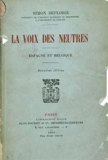 <p style=padding: 1.5em><em>Source gallica.bnf.fr / Bibliothèque nationale de France.</em><br/>Digitalisiertes Dokument <a href="https://gallica.bnf.fr/ark:/12148/bpt6k1165970c/f1.item" target="blank" rel="noopener">hier verfügbar</a>.</p>
</br></br>
<strong>Während die französischen Dekane diese Stellungnahmen im Allgemeinen nicht als Infragestellung ihrer akademischen Neutralität betrachteten, stellte sich hingegen die Frage für die belgischen Professoren, die mit der Besetzung ihres Landes konfrontiert waren, umso schärfer.</br></br> Ein Beispiel ist hier Simon Deploige — Monseigneur Deploige —, der vor dem Krieg Präsident des philosophischen Instituts in Löwen und Professor für Naturrecht war. Er verließ Belgien im Dezember 1914 und übernahm für den Rest des Krieges diplomatische Aufgaben, unter anderem beim Heiligen Stuhl und in Spanien. Das hier vorgestellte Werk kommt aus dieser Erfahrung.</strong>