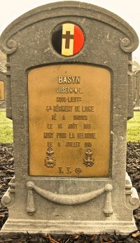 <p style=padding: 1.5em><em>Source Belgian War Dead Register. War Heritage Institute.</em> Document numérisé <a href="https://wardeadregister.be/fr/soldier/2176" target="_blank" rel="noreferrer noopener">consultable ici</a>.</br></p>
<strong>
Pour de nombreux étudiants des universités belges, l’invasion du pays pose un frein à la poursuite de leurs études. Étant mobilisables, la plupart rejoignent les rangs de l’armée. Joseph Basyn est affecté comme sous-lieutenant au 4<sup>ème</sup> Régiment de Ligne. Il est tué le 9 juillet 1915 sur l’Yser, à proximité de la Maison du Passeur, par un éclat d’obus alors qu’il défend sa position en première ligne. Durant le conflit, il est fait chevalier de l’Ordre de Léopold et décoré de la Croix de Guerre et de la médaille de l’Yser.</strong>