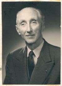 <p style padding: 1.5em><em>Source Archives of the Université catholique de Louvain</em></br></p>
<strong>
Paul Demeur (1892-1973), a law student who volunteered in 1914, completed part of his studies by sitting the central jury examinations organized in June and September 1918 in Le Havre by the Ministry of Science and the Arts. He completed his studies at the University of Liège. After graduating in 1919, he became a member of the Brussels bar, and then a member of the Cour de Cassation. A professor at the Catholic University of Louvain, he taught commercial law and maritime law.</strong>,