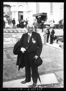 <em>Source gallica.bnf.fr / Bibliothèque nationale de France</em>
<br><br>
<strong>Charles Jacquier war von 1906 bis 1928 Dekan der katholischen Rechtsfakultät von Lyon. Während des Krieges war er der offizielle Sprecher der Fakultät, hielt öffentliche Vorträge zu verschiedenen Themen im Zusammenhang mit dem Konflikt und engagierte sich in verschiedenen Hilfswerken.</strong>