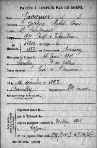 <em>Source Morts pour la France de la Première Guerre mondiale, <a href="https://www.memoiredeshommes.defense.gouv.fr:443/ark:40699/m005239ef4c4f8df.moteur=arko_default_670f920646a08" target="_blank" rel="noopener">Mémoire des hommes</a>, ministère des Armées</em>
<br><br>
<strong>Jacques Jacquier ist eines der ersten Opfer des Krieges an der katholischen Rechtsfakultät von Lyon. Der brillante Student, der 1914 mit dem Ehrenpreis der Fakultät ausgezeichnet worden war, kommt im Juni 1915 ums Leben.</strong>