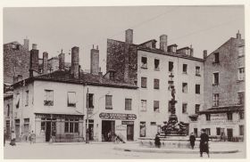 <em>Source <a href="https://numelyo.bm-lyon.fr/f_view/BML:BML_01ICO001014cd0096ee2447" target="_blank" rel="noopener">Bibliothèque municipale de Lyon</a></em>
<br><br>
<strong>La faculté catholique de droit de Lyon ouvre ses portes en novembre 1875 au 4bis place Saint-Michel, actuelle place Antoine Vollon, à la place du bistrot et des charbons P. Bourdin, et du bâtiment à l'arrière. Elle comprend une salle des professeurs, une salle de conférences, une salle de travail, un secrétariat, deux amphithéâtres, et une petite bibliothèque.</strong>