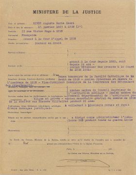 <em>Source Base Léonore / Archives nationales</em>
<br><br>
<strong>Sans être envoyés au combat, d’autres professeurs de la faculté catholique de droit de Lyon (près de la moitié) sont également mobilisés par l'armée. C’est le cas entre autres d’Auguste Rivet, administrateur d’ambulance pendant toute la guerre comme l'indique ce document établi pour son obtention du grade de chevalier de la légion d’honneur en 1953.
</strong>