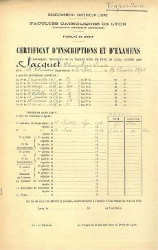 <em>Source Archives de l’université catholique de Lyon</em>
<br><br>
<strong>Claire Jacquet est avec Victorine Héritier et Andrée Girod une des trois premières étudiantes de la faculté catholique de droit de Lyon. Inscrite comme Andrée Girod en capacité, elle obtient son diplôme en 1919 avec la mention bien, faisant mieux que ses condisciples masculins.</strong>