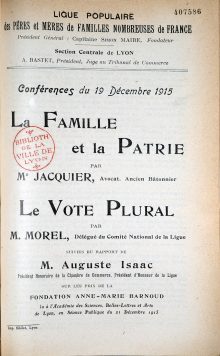 <em>Source Bibliothèque municipale de Lyon, 407586</em>
<br>Digitalisiertes Dokument <a href="/de/jacquier-charles-la-famille-et-la-patrie-conferences-du-19-decembre-1915-lyon-ligue-populaire-des-peres-et-meres-de-familles-nombreuses-de-france-1915-3/">hier einsehbar</a>.
<br><br>
<strong>Die Beiträge von Charles Jacquier unterscheiden sich jedoch von denen von Ferdinand Larnaude oder Maurice Hauriou : sie greifen zwar Elemente des Krieges des Rechts auf, bieten dem Dekan aber auch die Gelegenheit, eine katholische und konservative Vision von Gesellschaft und Zivilisation zu vertreten, die in dieser Zeit besonderen Anklang findet. Sein Vortrag vom Dezember 1915 über „Die Familie und das Vaterland”, der hier wiedergegeben ist, ist ein Beispiel dafür.</strong>